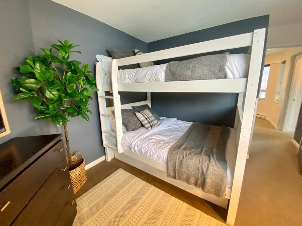 Ganze Wohnung, Stunning Deer Lodge Condo in Town Centre at the Olympic Rings in Whistler, Whistler Blackcomb