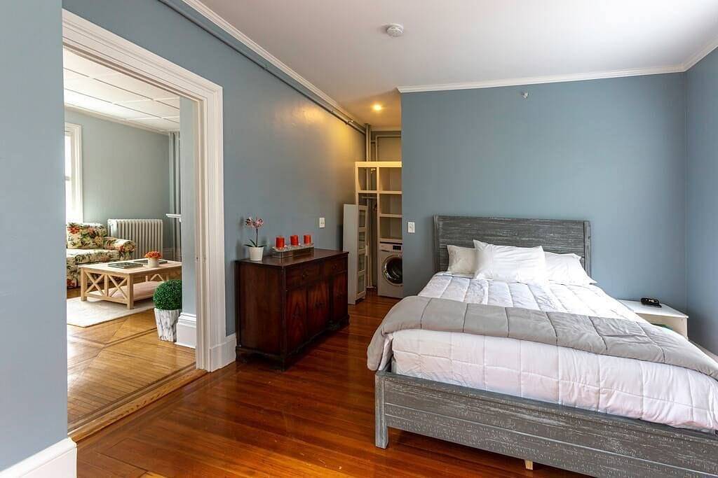 Ganze Wohnung, Spacious Suite 1 Bed/ 1 Bath/ 2 Pullout Sofas/ Dog Friendly (Sleeps 5) on Historic Spring St. in Newport, Newport County