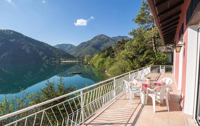 Vakantiehuis voor 5 personen, with uitzicht and tuin as well as uitzicht op het meer aan het Ledromeer