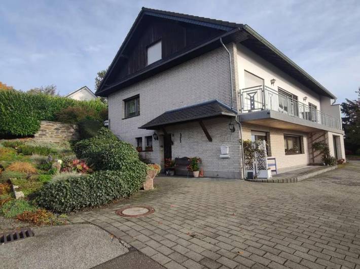Ferienwohnung für 4 Personen, mit Balkon und Terrasse sowie Garten und Ausblick in Beltheim