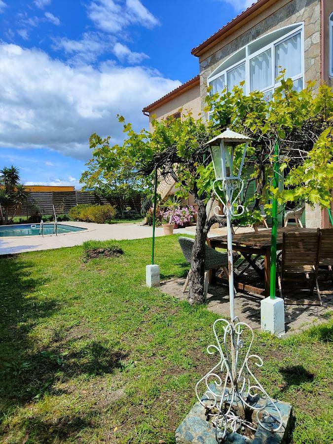 Location de vacances pour 6 personnes, avec piscine ainsi que terrasse et vue à Aléria