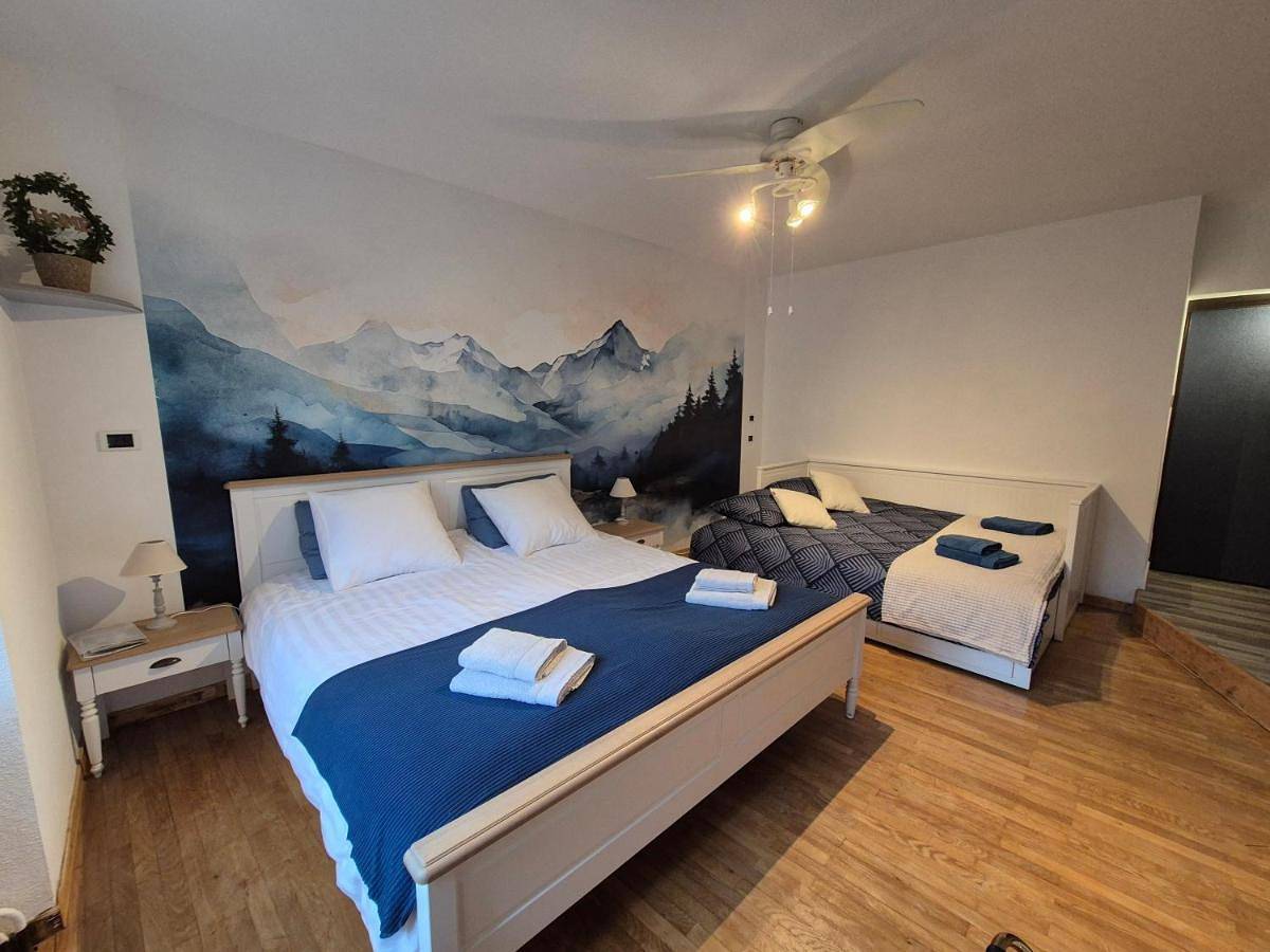 Quadruple Room with Private Bathroom in Saint-Germain-lès-Arlay, Jura