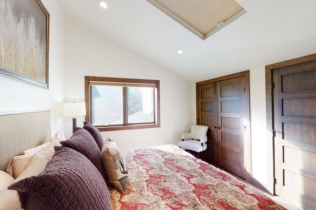 Ganze Wohnung, Modern Mountain Condo w/ Balcony - Walk to the Riverfront Express Gondola in Avon, Beaver Creek