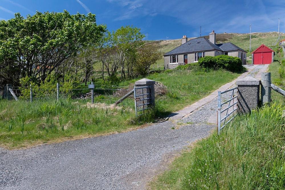 Freistehendes, geräumiges Cottage auf der Isle of Lewis in ruhiger Lage mit Blick auf den See in Lewis and Harris, Äußere Hebriden