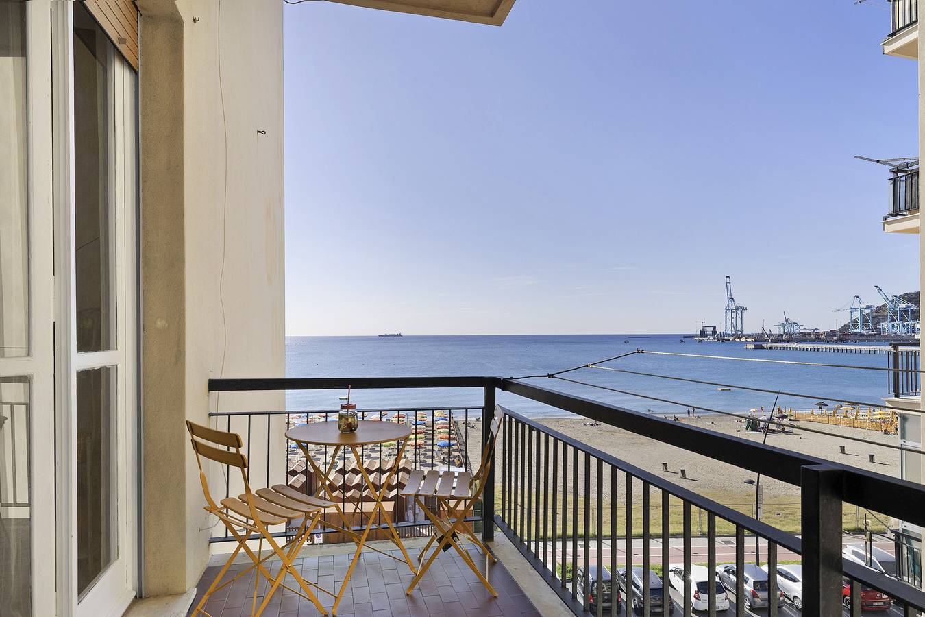 Entire apartment, Holiday Apartment 'Riva Mare 2' Near the Beach with Sea View and Parking Space in Vado Ligure, Riviera di Ponente