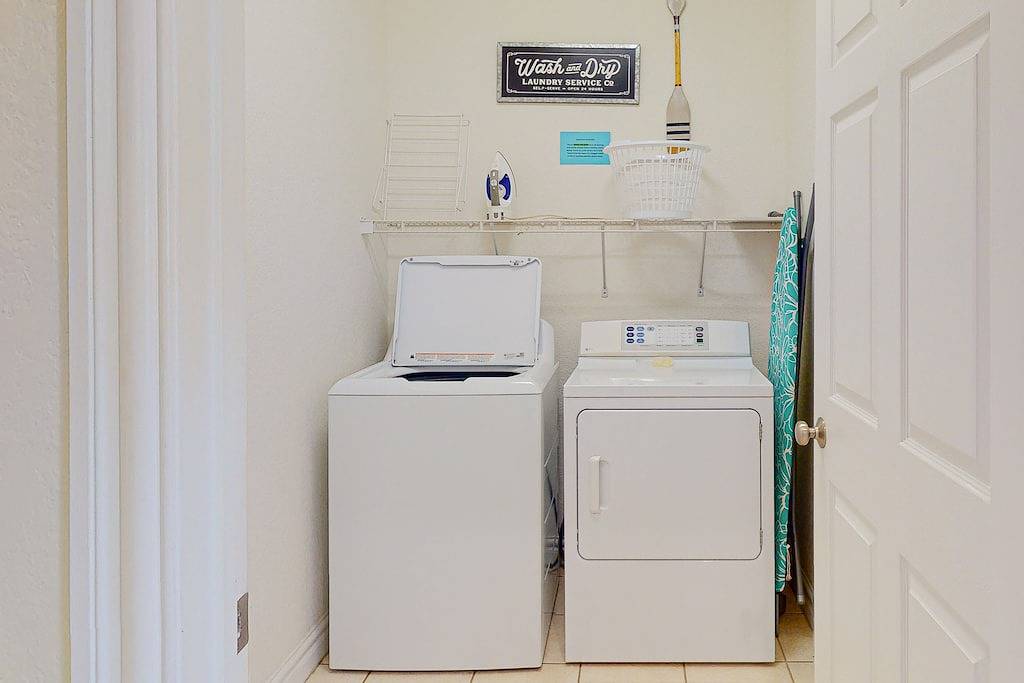 Ganze Wohnung, Ocean View Condo in an Oceanfront Property with Balcony, Wifi & Shared Pool/Gym in Sandbridge Beach, Sandbridge