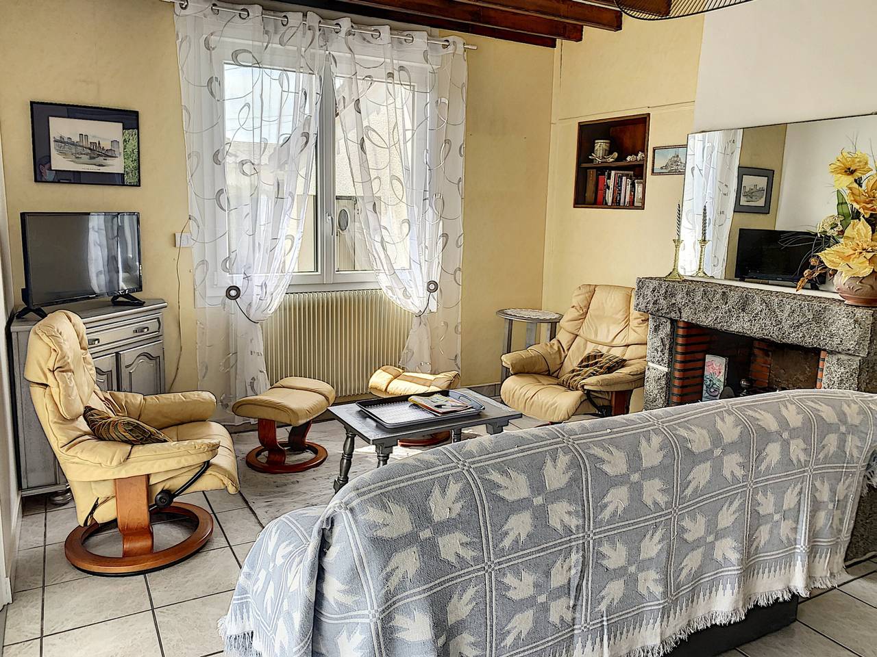 Cozy Beachside Bungalow: 600m from Shore, Veranda, Private Garden in Saint-Pair-sur-Mer, Côte de la Déroute
