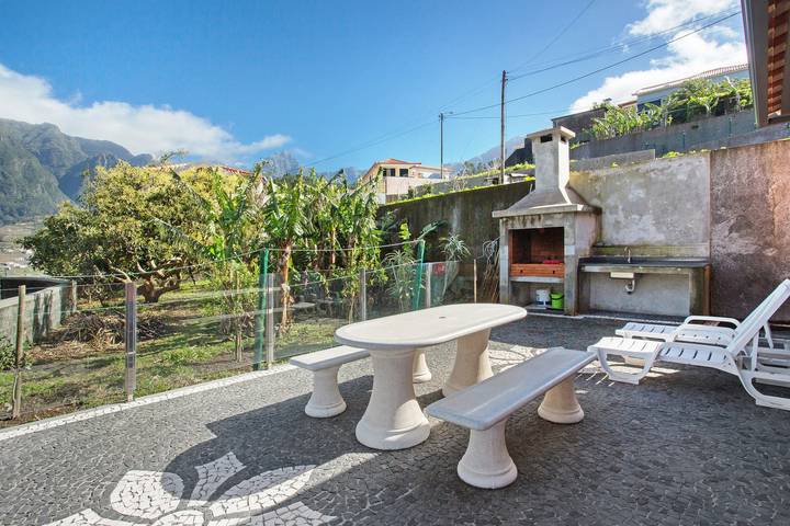 Ferienhaus 'Cristina Grand' mit Meerblick, privater Terrasse und Wi-Fi in São Vicente (Madeira), Madeira