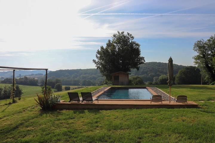 Location de vacances pour 4 personnes, avec Terrasse et Jardin ainsi que Piscine et Vue à Montesquiou