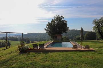 Location de vacances pour 2 personnes, avec jardin ainsi que vue et piscine à Montesquiou