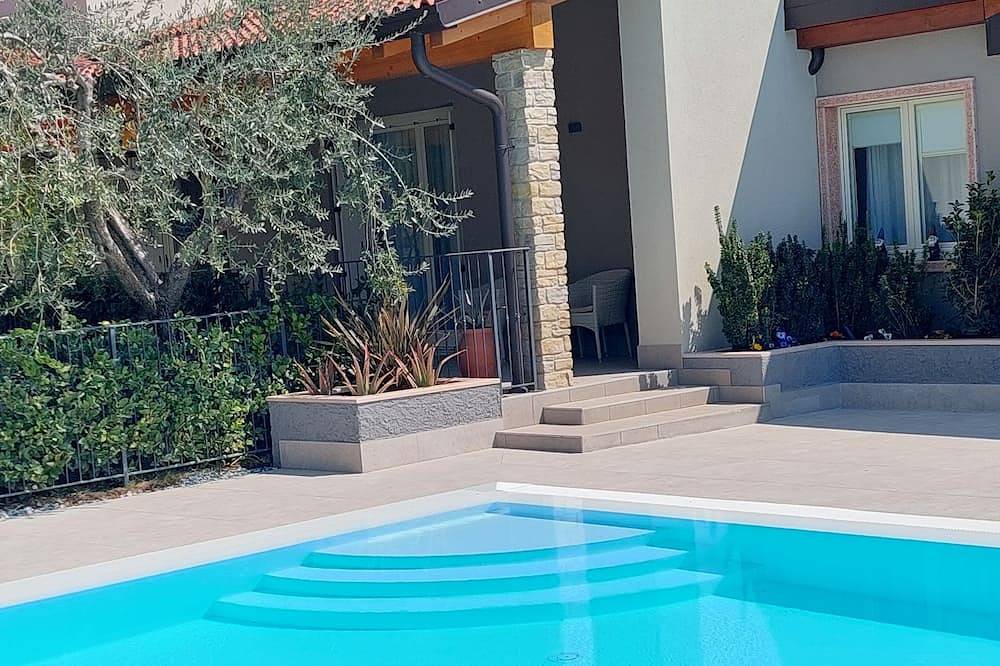Ganze Wohnung, Pergola House 2 - Poolfront with parking space in Bardolino, Gardasee-Berge