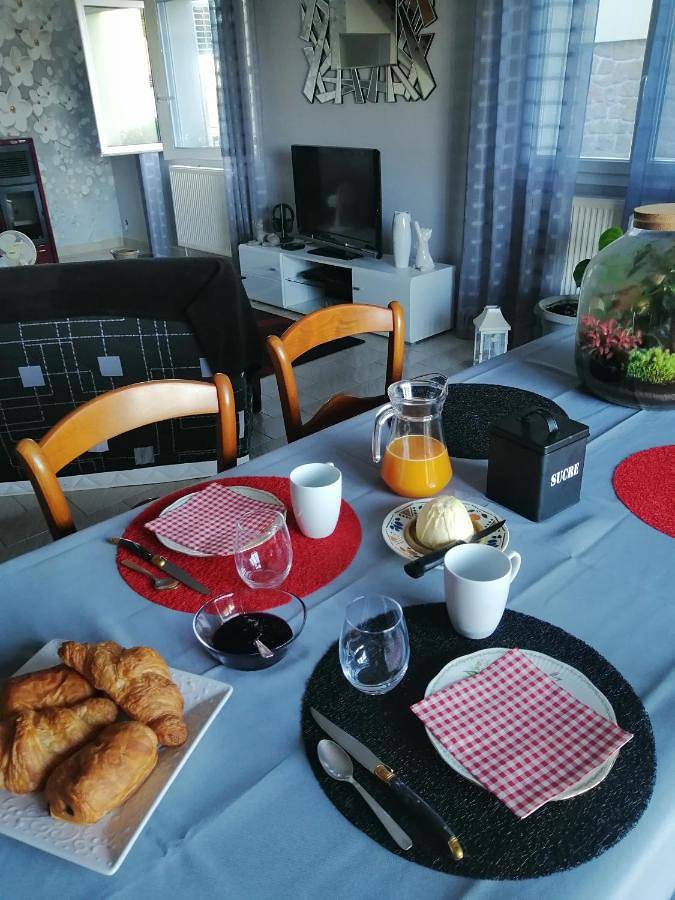 Location de vacances pour 2 personnes, avec terrasse ainsi que vue et jardin à Ussel - 4