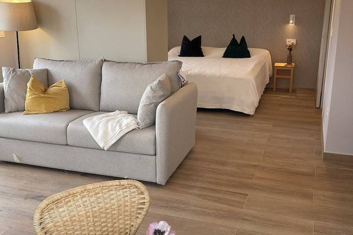 Appartement entier, \"Los Locos\" - Cozy studio with mountain view & surf camp connection in Playa de Oyambre (Valdáliga), San Vicente de la Barquera