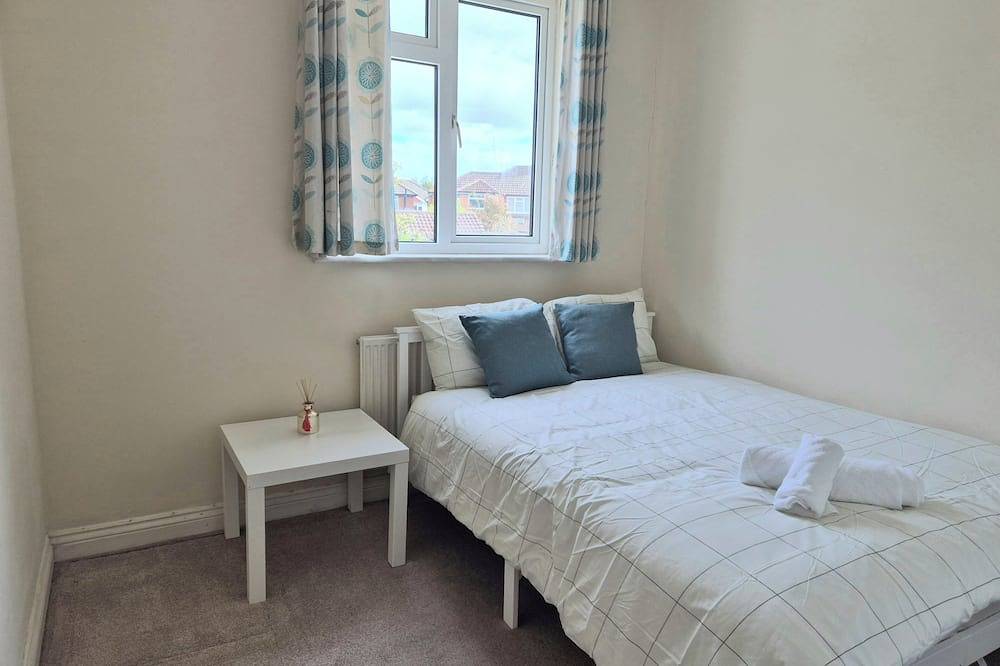 3 Bedroom House with 2 bathrooms, large lounge and a sunny conservatory in Aylesbury, Chiltern Hills