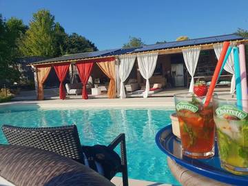 Gîte pour 12 personnes, avec vue et jardin ainsi que piscine et terrasse à Sergeac