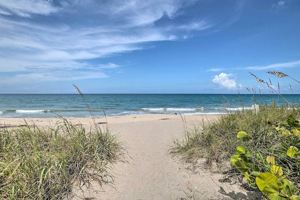 Boat Lovers Paradise: Walk to Private Beach! in Hutchinson Island