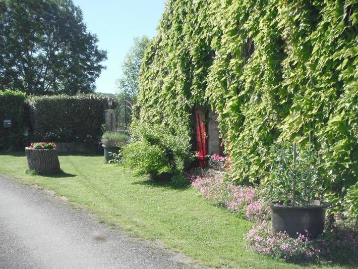 Location de vacances pour 2 personnes, avec jardin ainsi que vue sur le lac et vue à Anthé - 2