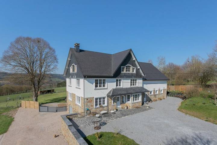 Location de vacances pour 8 personnes, avec piscine et jardin ainsi que vue et sauna dans Bellevaux-Ligneuville - 2