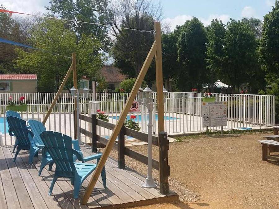 Camping Les Rives du Céou - Safaritent 4 personen - Bengaalse tent, 4 slaapplaatsen, geen sanitair in Saint-Chamarand, Centraal Massief
