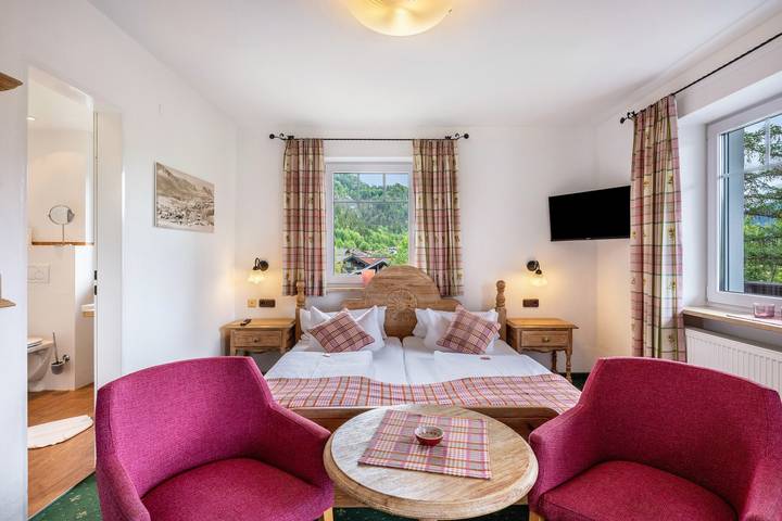 Zimmer Gästehaus Tanneck – Zimmer 3 mit Bergblick, geteilter Sauna & Hallenbad in Reit im Winkl, Bayerische Alpen
