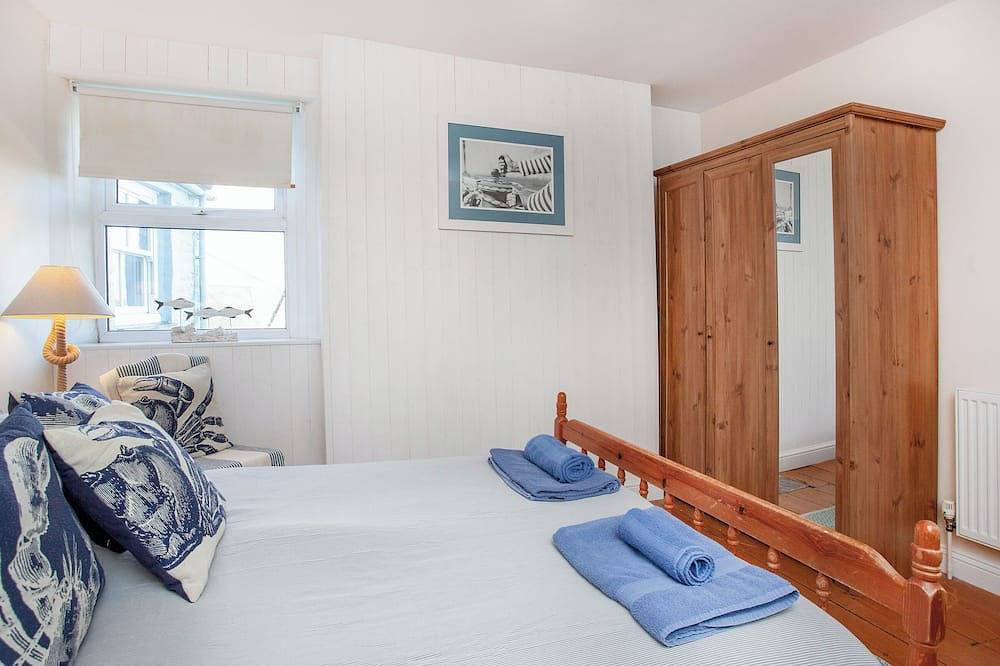 A beautiful and very spacious Cornish stone cottage with superb estuary views. in Polperro, Polruan