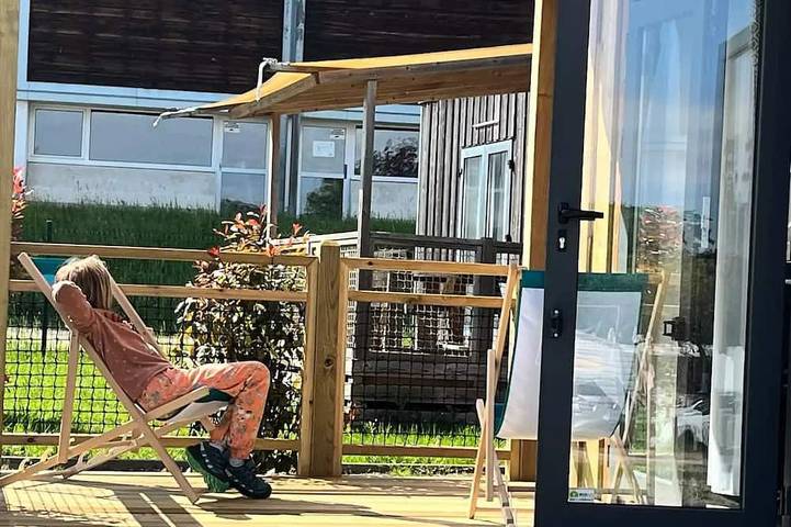 Casa rodante para 2 personas, con terraza además de sauna y piscina - 1