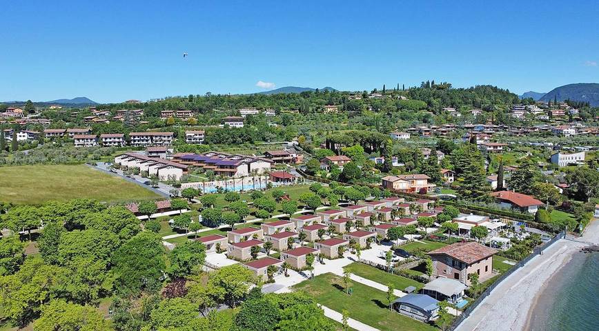 Camping per 4 persone, con piscina e giardino nonché terrazza, adatto a famiglie con bambini a Manerba del Garda