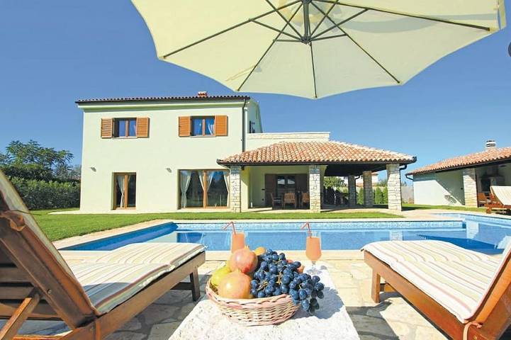 Ferienhaus für 11 Personen, mit Balkon und Whirlpool sowie Garten in Peroj