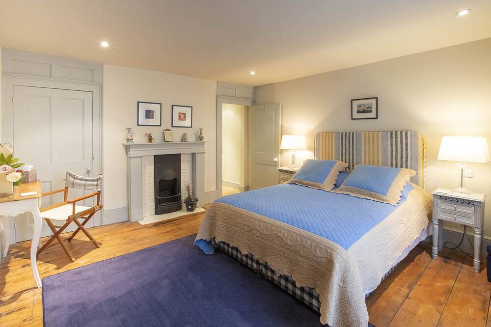 The Beach House at Sandgate    Right on the beach in Sandgate, Kent