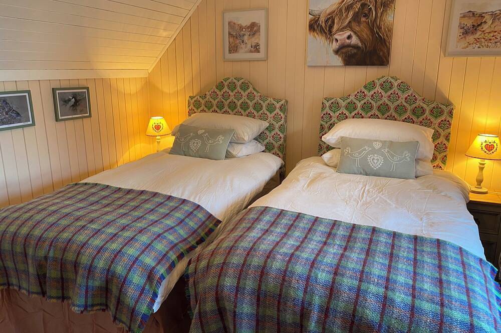 Alltcreich - shore side pet-friendly cottage with amazing views in Loch Linnhe