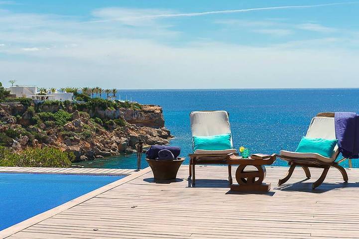 Villa for 10 people, with balcony and garden in Cala Tarida