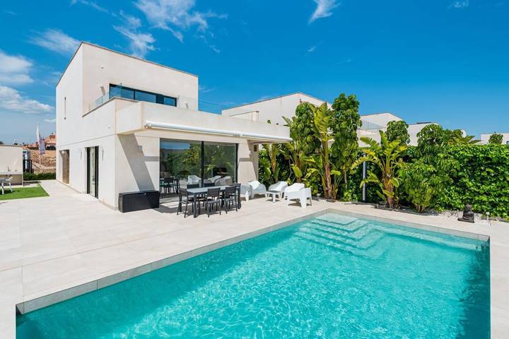Casa rural para 8 personas, con terraza además de jardín y piscina en Los Montesinos