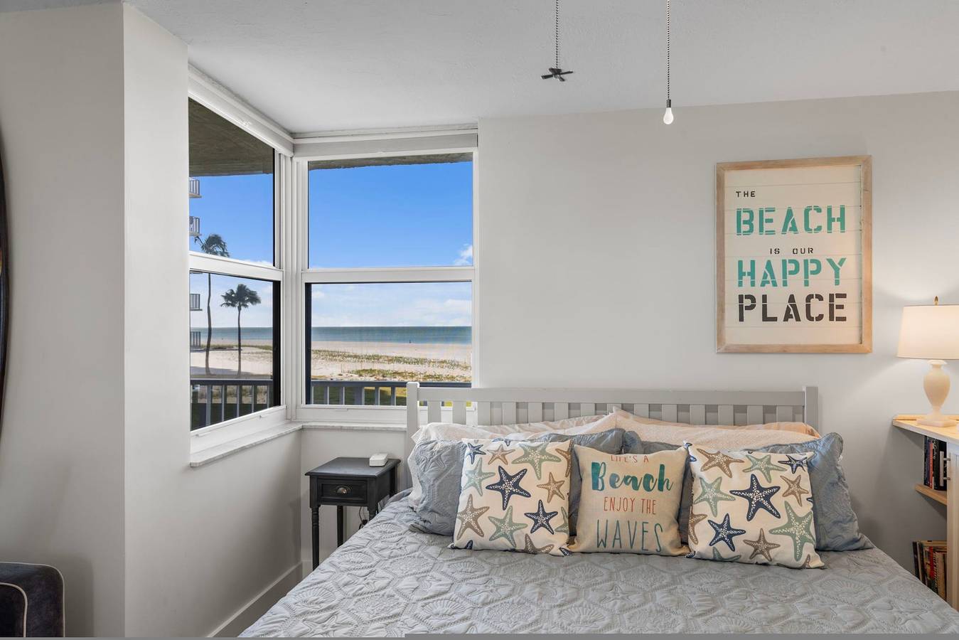 Ganze Wohnung, Beachfront w/ Stunning Views – Modern + Bright in Fort Myers Beach, Estero Island