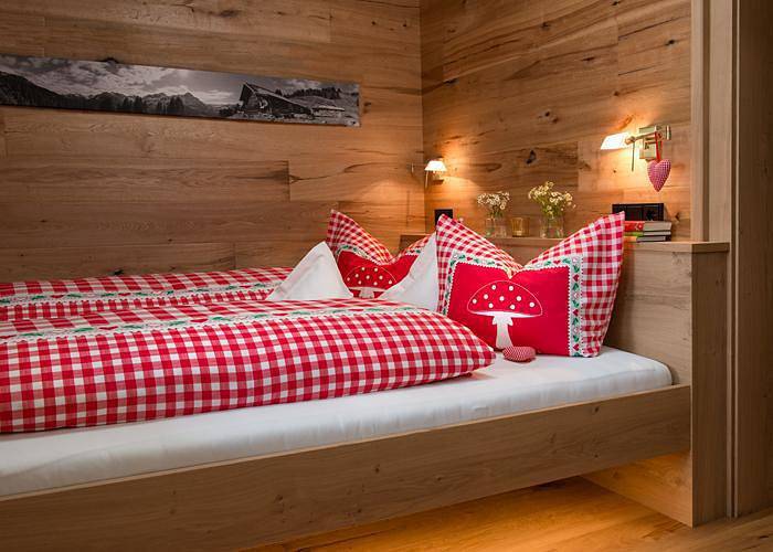 Geheel vakantieappartement, App/Wohn-Schlafraum/Dusche, Wc, "Schwalbennest" in Riezlern, Mittelberg