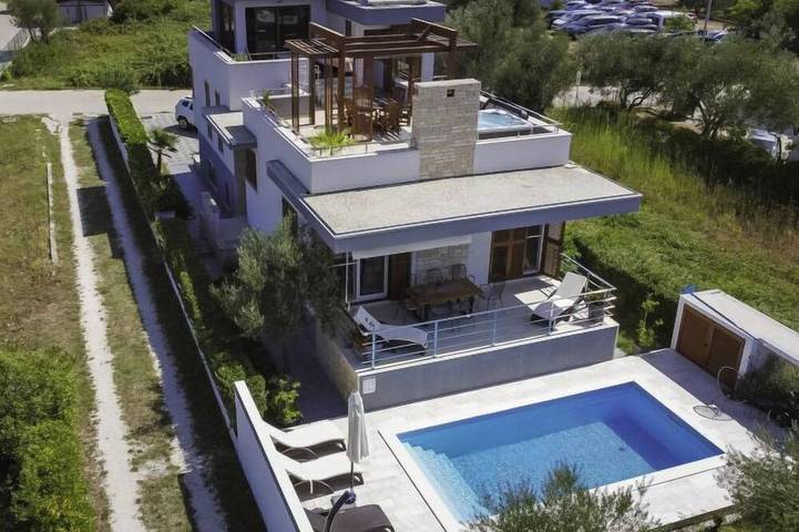 Ferienhaus für 8 Personen, mit Whirlpool und Balkon/Terrasse sowie Terrasse und Pool - 1