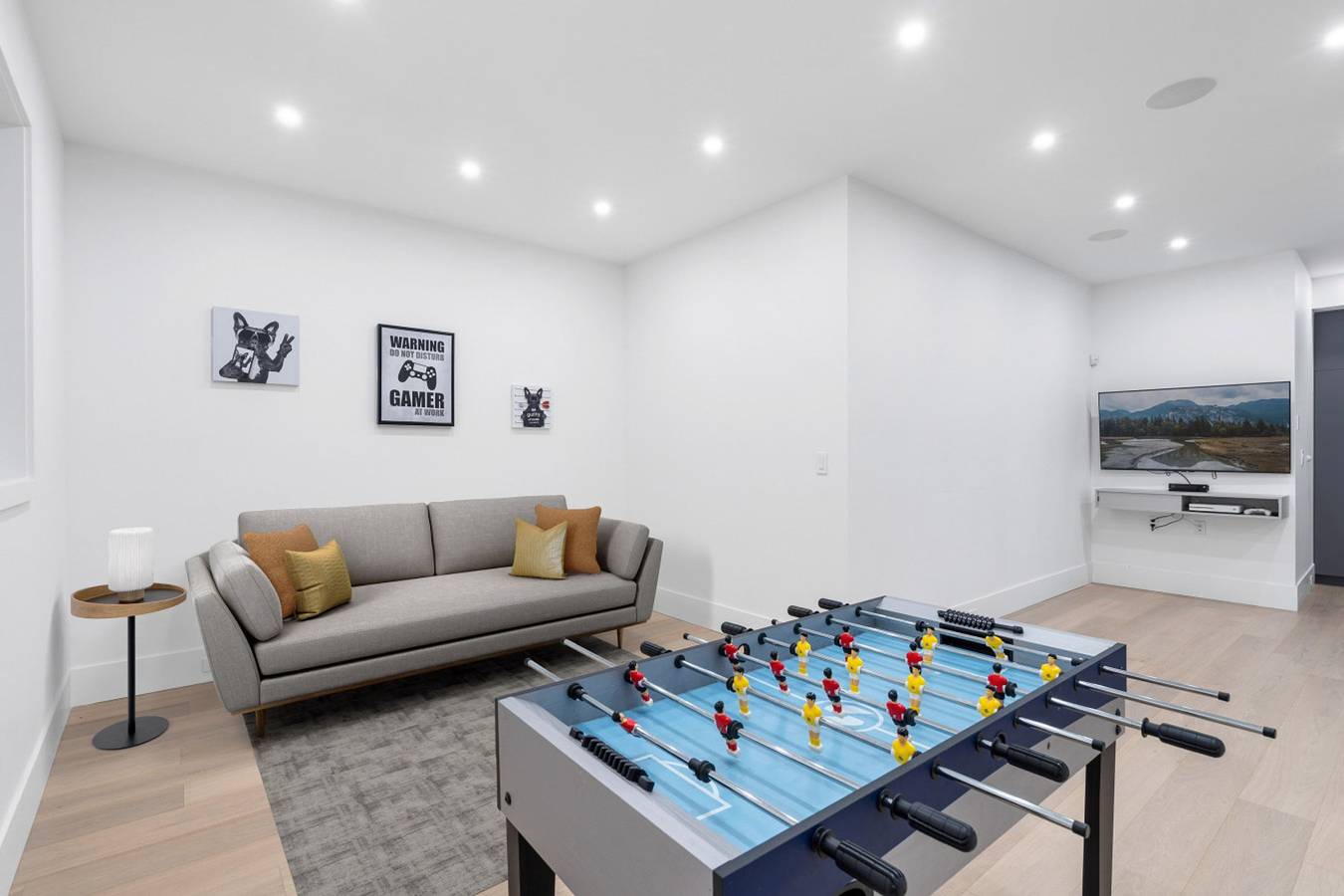 Luxe 5Br Edgemont Mansion | Theatre & Forest Views in Columbia Británica