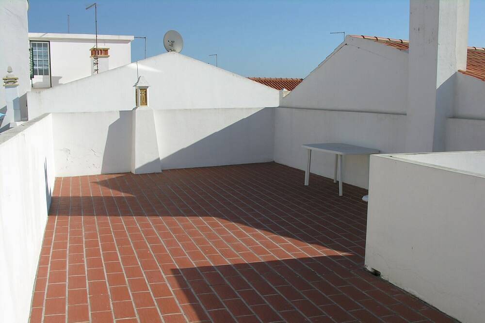 Wohnung mit Garten, im alten Teil des Dorfes, 5 Minuten zu Fuß vom Strand entfernt in Praia do Farol, Vila Nova de Milfontes