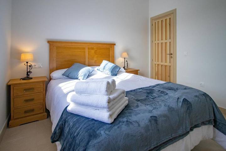 Casa rural para 16 personas, con vistas además de piscina y jardín en Setenil de las Bodegas - 4