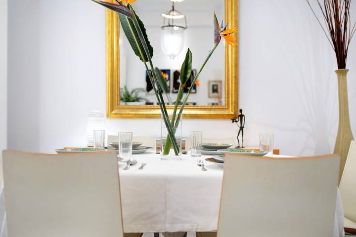 Apartamento entero, Apartamento "Piso con Encanto" cerca de la playa con balcón y Wi-Fi in Casco Antiguo de Cádiz, Cádiz