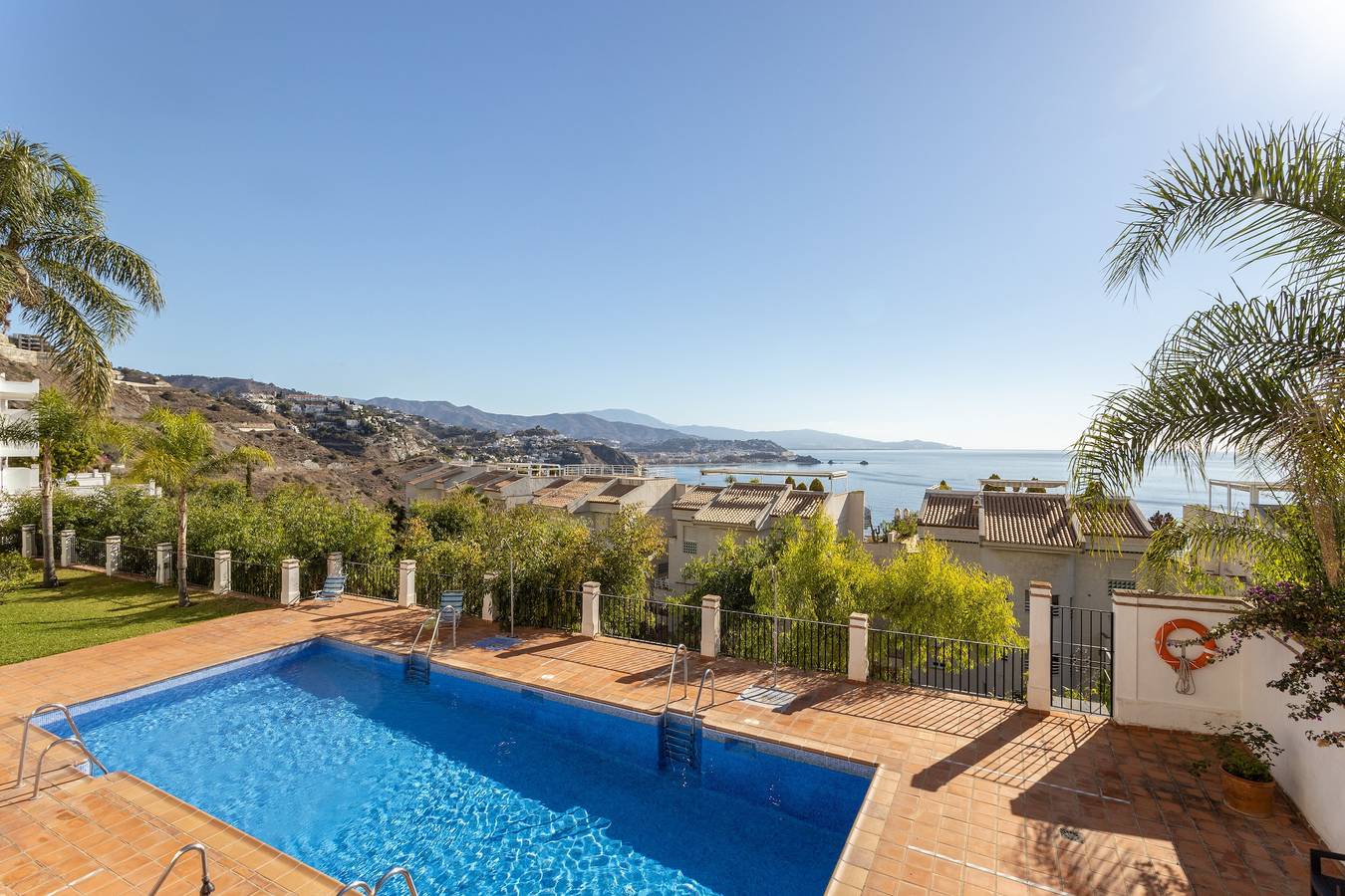 Apartamento entero, Apartamento "Cielo Azul" con vistas al mar, piscina, Wi-Fi, A/A y terraza in La Herradura, Almuñecar