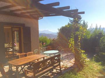 Location de vacances pour 9 personnes, avec vue ainsi que piscine et jardin, animaux acceptés à Gap