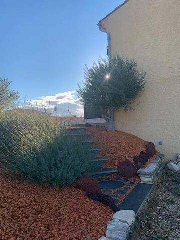 Gîte pour 2 personnes, avec jardin ainsi que vue et piscine à Pont-Saint-Esprit