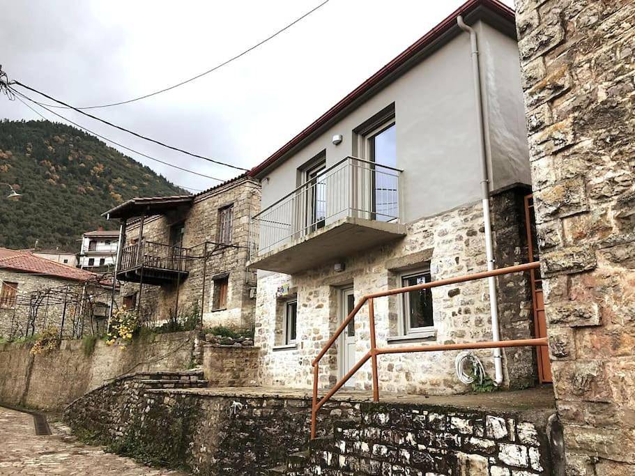 Footpath House / Ολόκληρο σπίτι στο Μεγάλο Χωριό in Eurytanie