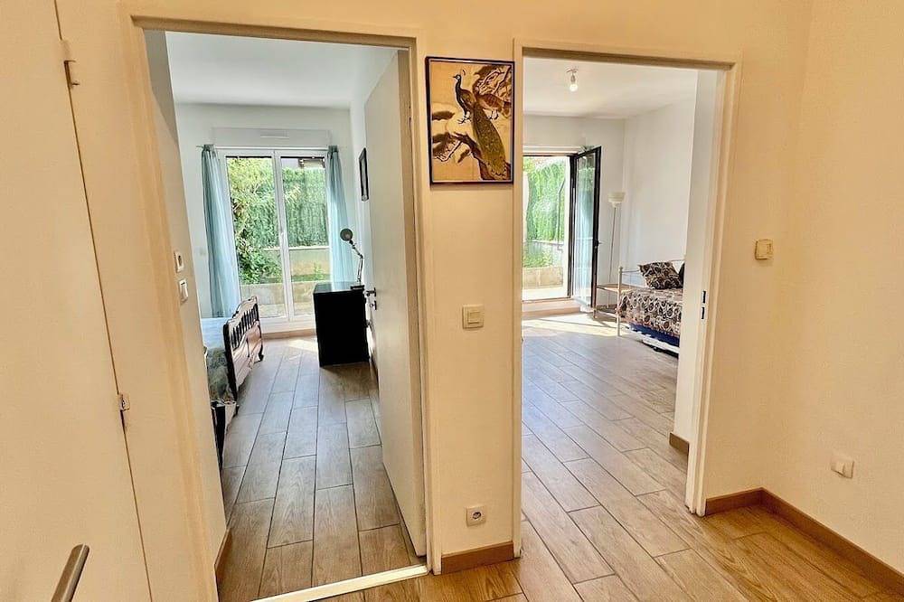 Apartamento entero, Logement Entier Calme : 2pieces 45m2 + Terrasse 13m2 Avec Parking, 5min Metro in Saint-Denis, Sena-Saint Denis