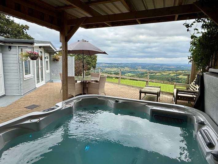 Chalet for 2 people, with pool and hot tub as well as garden and terrace in Cornwall