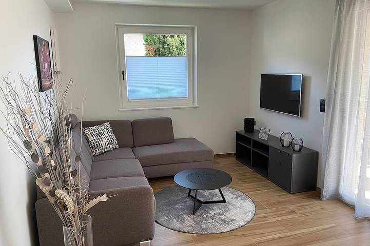 Ganze Wohnung, Moderne Ferienwohnung mit großem Balkon. Nähe Stadtzentrum. in Meran, Texelgruppe