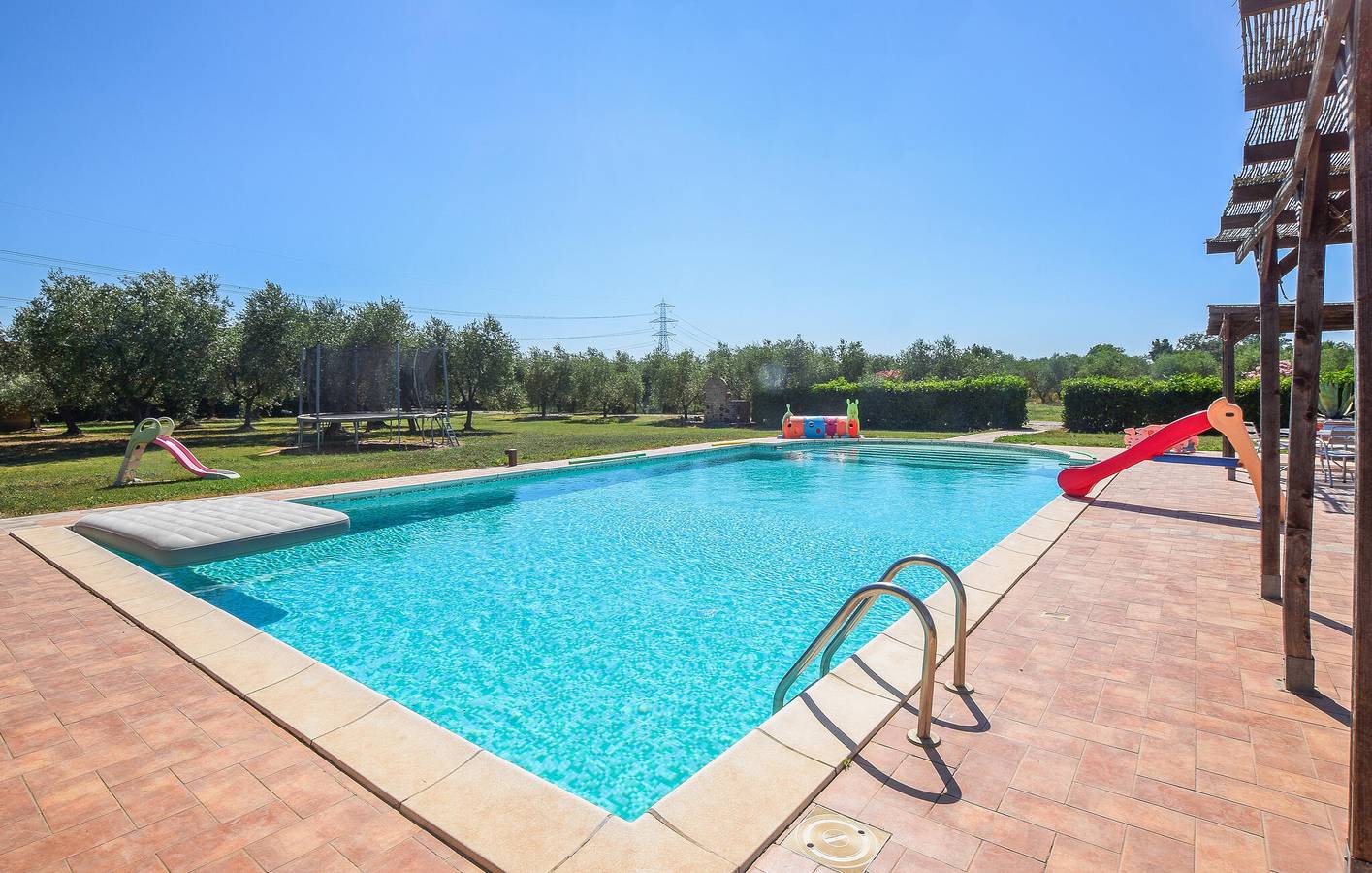 Gemütliches Appartement mit Pool und Garten, in der Nähe von Fluss und Restaurant in Roccastrada, Grosseto Provinz