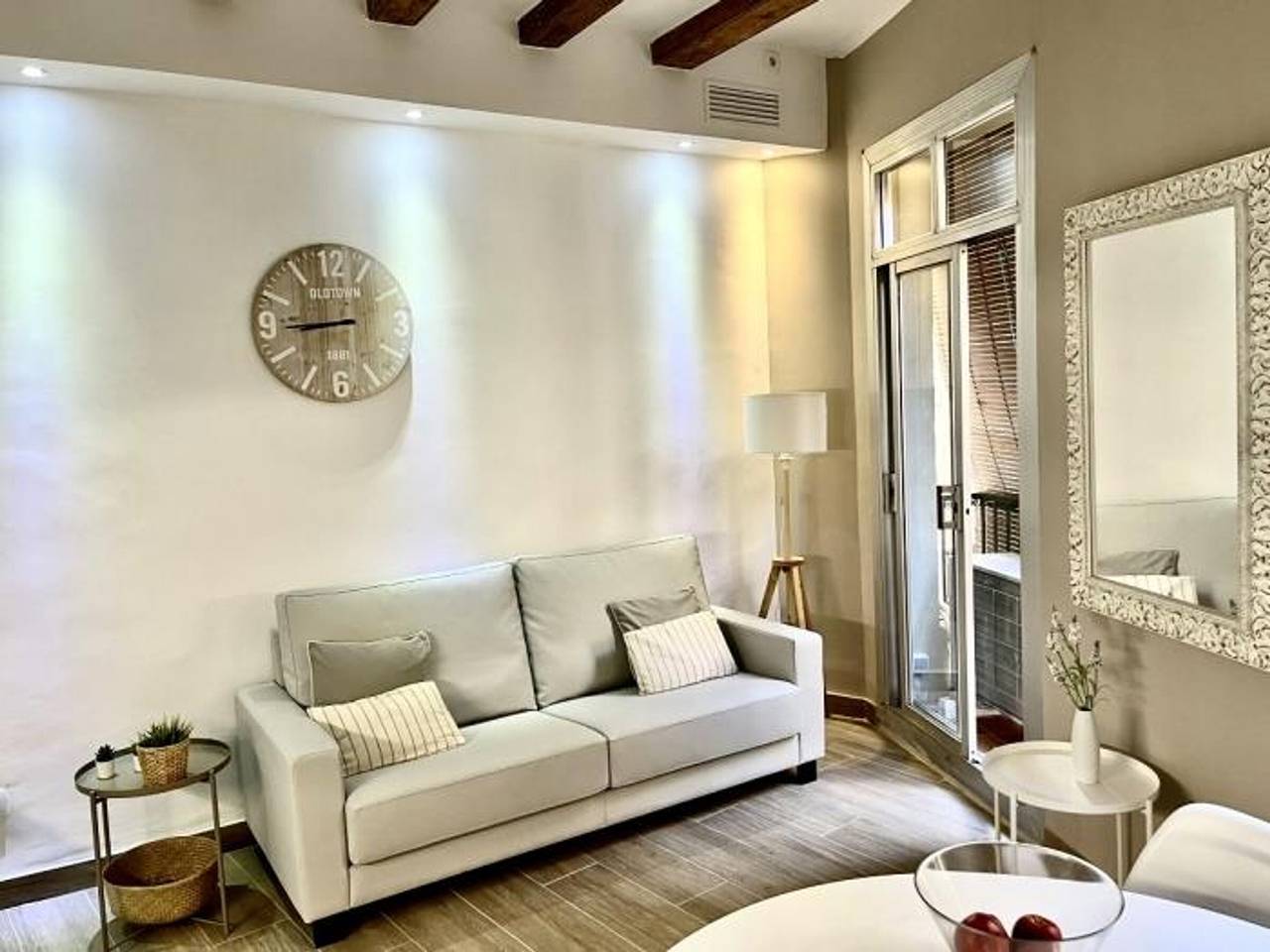 Entire apartment, Renovated 2-Bedroom Apartment in the Heart of Barcelona with Modern Amenities in Barcelona Centre, Barcelona