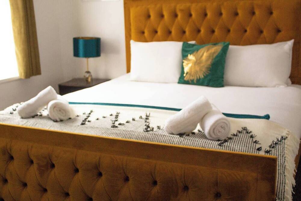 Entire apartment, Stay in this lovely home, perfect for large families & groups for a comfortable and convenient visit by Shm Stays Group. The space is bright, welcoming, and ideal for both short and longer stays. Close to local shops, transport links, and amenities. in Birmingham, Birmingham Area