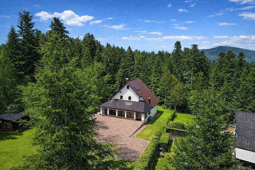 250 m² Ferienhaus mit Privatsphäre, Pool & traumhaftem Berg- und Seeblick in Primorje-Gorski Kotar